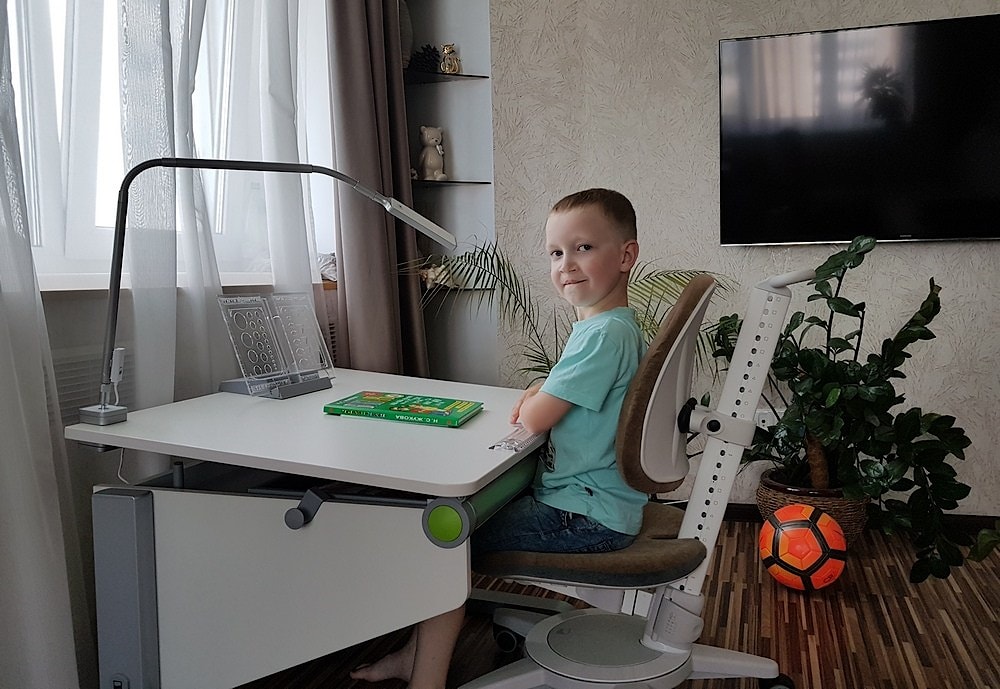 Детский стол Winner Compact от moll, стул  Maximo и светильник Flexlight  