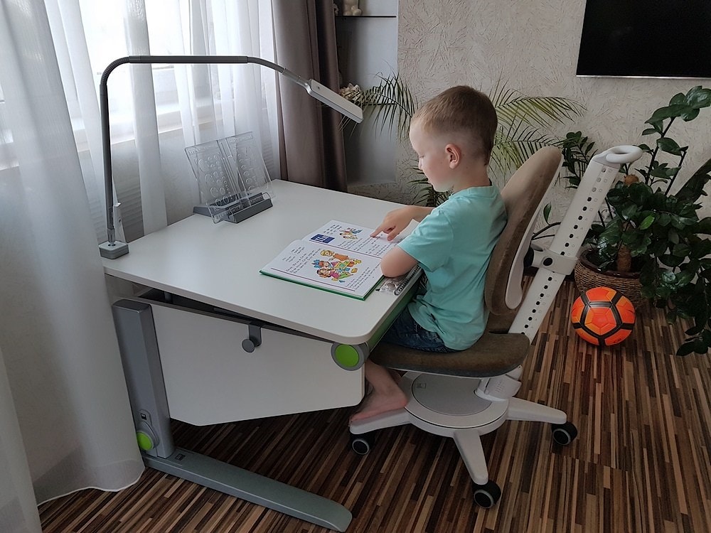 Детский стол Winner Compact от moll, стул  Maximo и светильник Flexlight