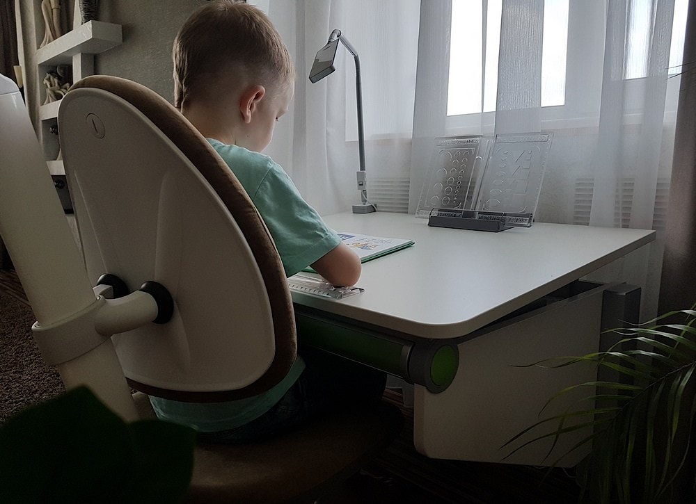 Детский стол Winner Compact от moll, стул  Maximo и светильник Flexlight