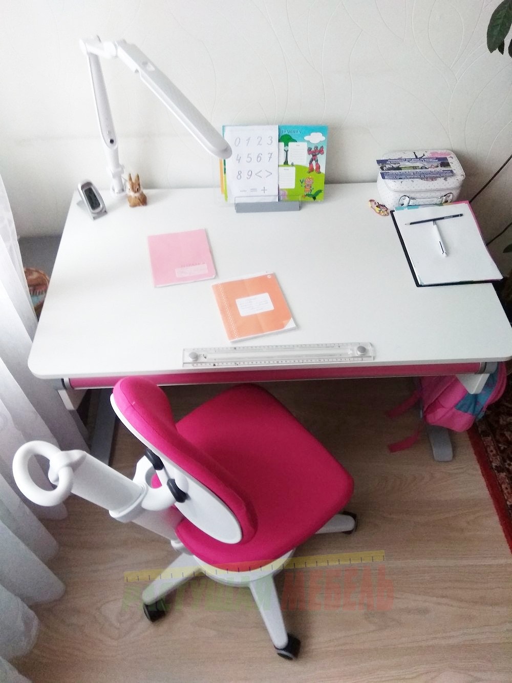 Растущая парта moll Winner и стул moll Maximo в интерьере детской