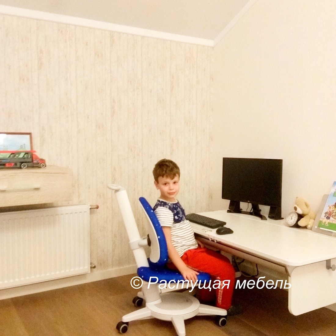 Растущие парта moll Champion и стул moll Maximo в интерьере