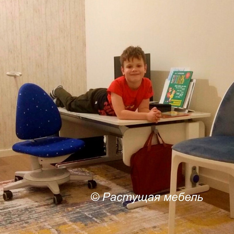 Растущие парта moll Champion и стул moll Maximo в интерьере