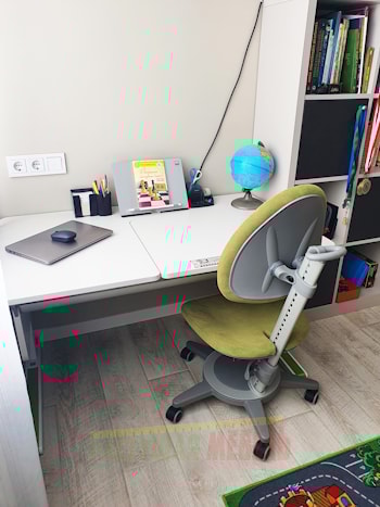 Растущая парта moll Champion и регулируемый стул moll Maximo