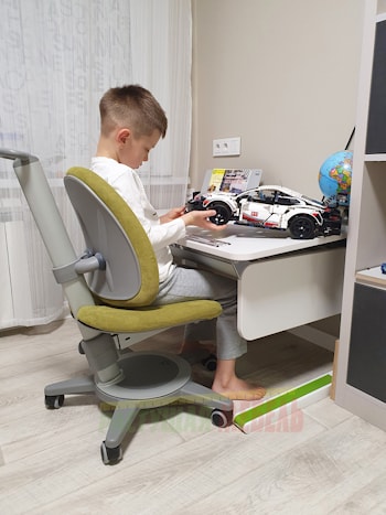Растущая парта moll Champion и регулируемый стул moll Maximo