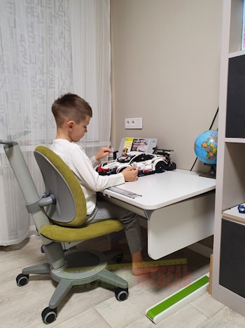 Растущая парта moll Champion и регулируемый стул moll Maximo