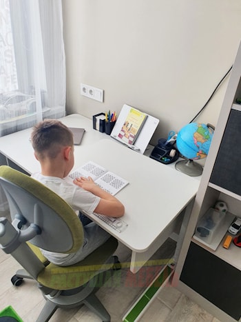 Растущая парта moll Champion и регулируемый стул moll Maximo