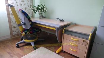 Набор растущей эргономичной мебели (стол-парта moll Runner Basic, стул moll Maximo ,тумбу moll Medi Basic и важные аксессуары - лампа Mobilight и подставка под рюкзак moll Bag Up Basic