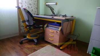 Набор растущей эргономичной мебели (стол-парта moll Runner Basic, стул moll Maximo ,тумбу moll Medi Basic и важные аксессуары - лампа Mobilight и подставка под рюкзак moll Bag Up Basic) .