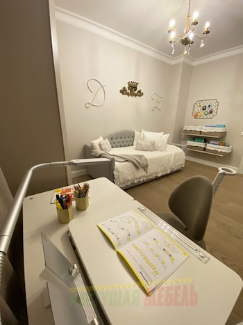 Регулируемая растущая парта moll Champion, стул moll Maximo и лампа moll Flexlight