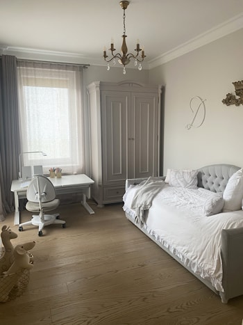 Регулируемая растущая парта moll Champion, стул moll Maximo и лампа moll Flexlight