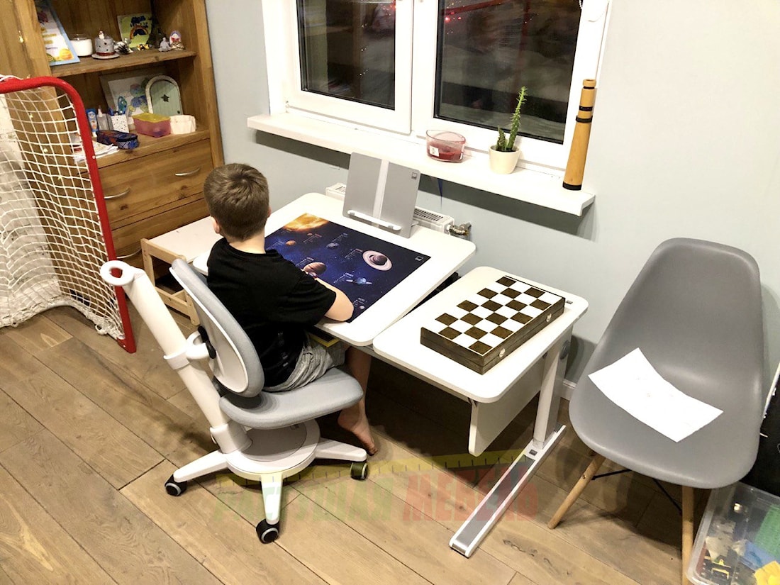 Растущая парта moll Champion Slim в интерьере: