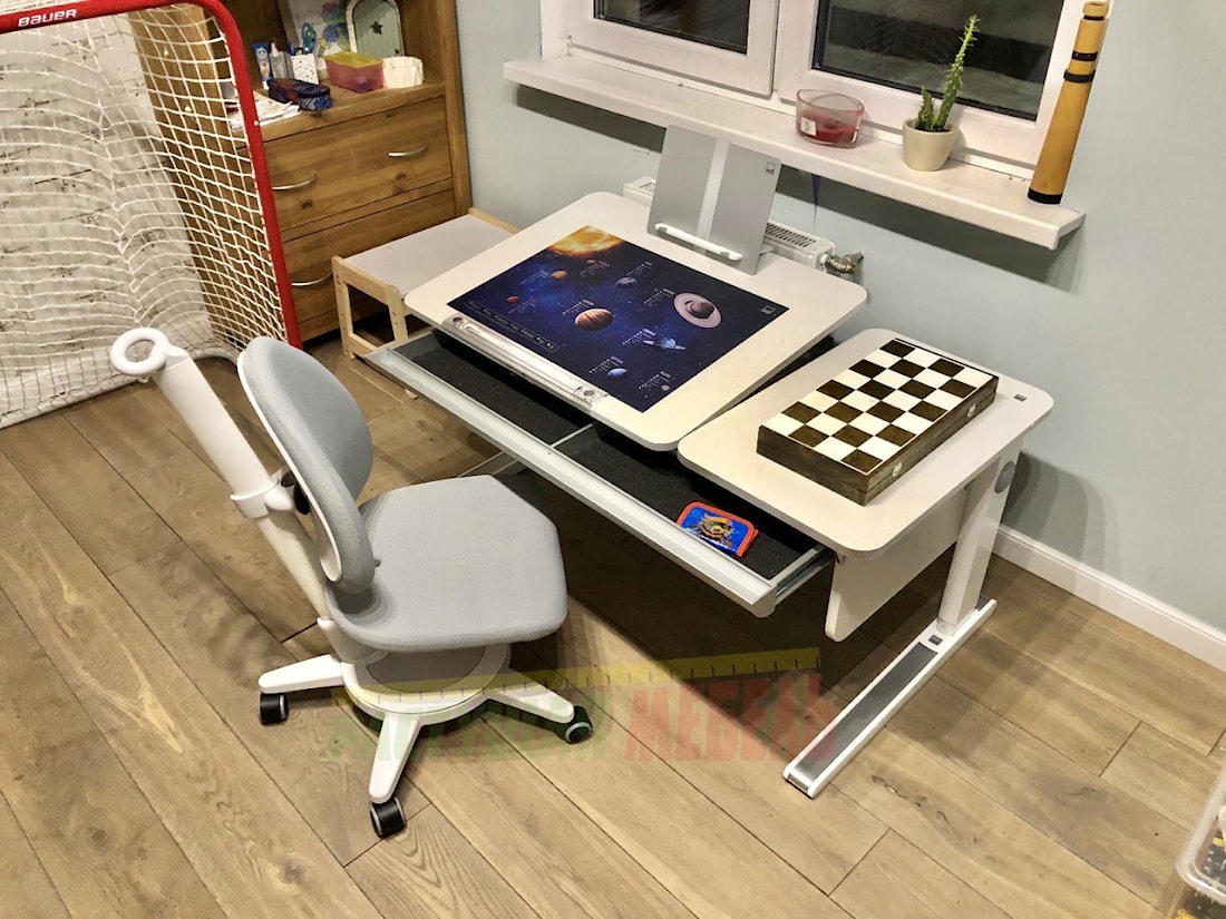 Растущая парта moll Champion Slim в интерьере: