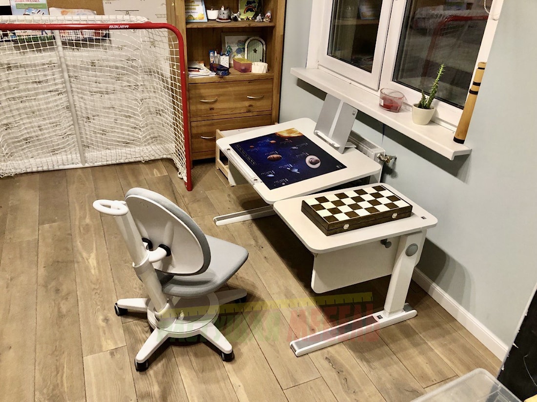 Растущая парта moll Champion Slim в интерьере: