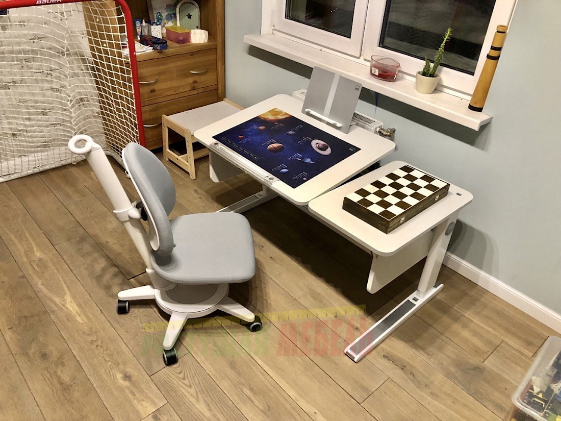 Растущая парта moll Champion Slim в интерьере: