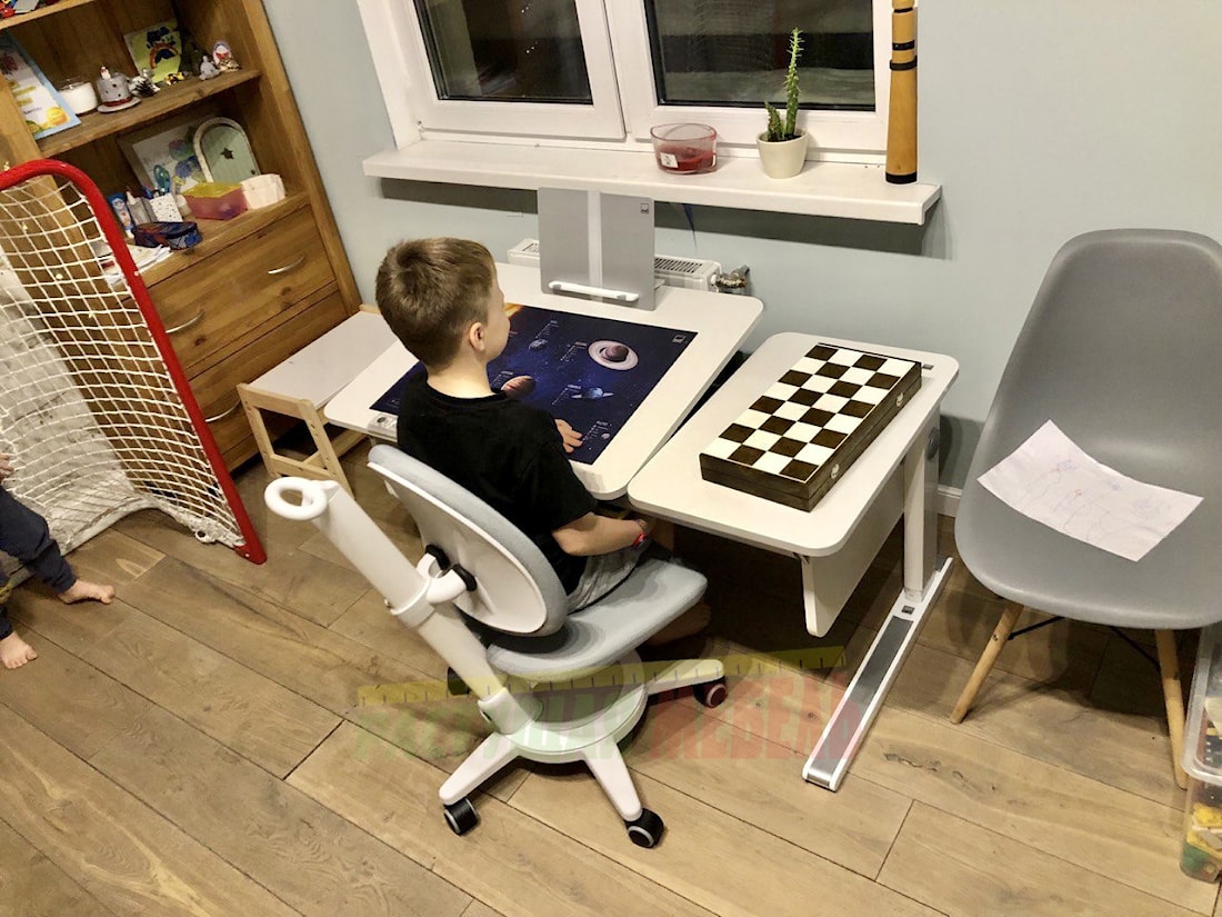 Растущая парта moll Champion Slim в интерьере: