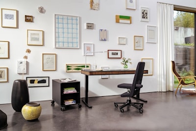 Регулируемый письменный стол для детей и взрослых moll T8 в интерьере: