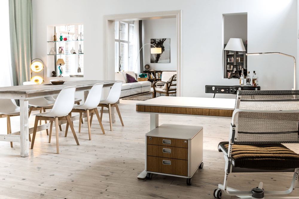 Регулируемый письменный стол для детей и взрослых moll T8 в интерьере: