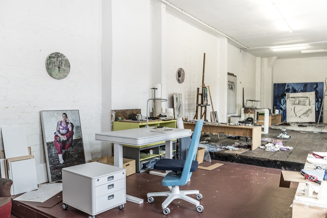 Регулируемый письменный стол для детей и взрослых moll T8 в интерьере: