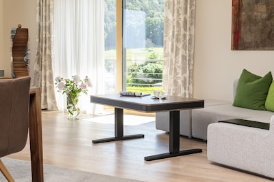 Регулируемый письменный стол для детей и взрослых moll T8 в интерьере: