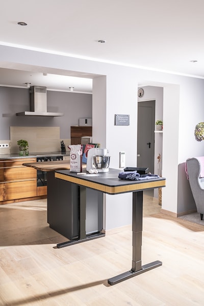 Регулируемый письменный стол для детей и взрослых moll T8 в интерьере: