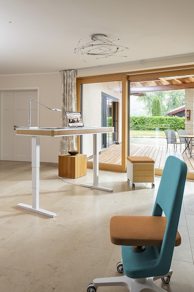 Регулируемый письменный стол для детей и взрослых moll T8 в интерьере: