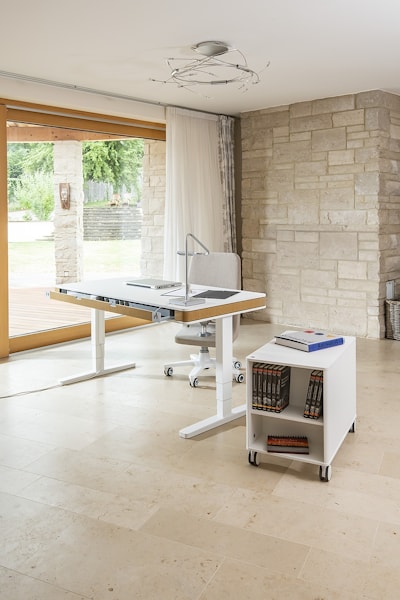 Регулируемый письменный стол для детей и взрослых moll T8 в интерьере: